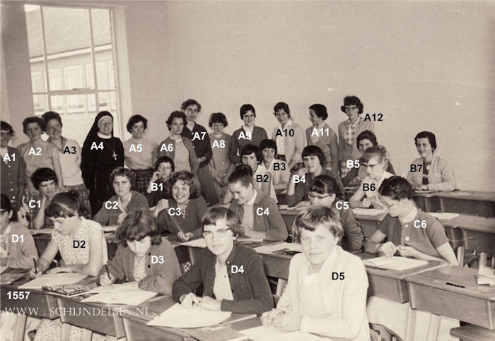Bestand:Meisjes MULO 1958-05.jpg