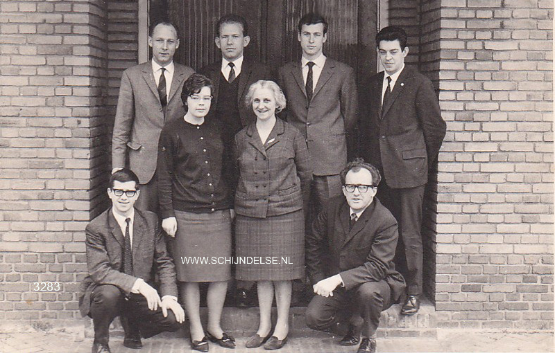 Bestand:Aloysius leerkrachten 1965-01.png