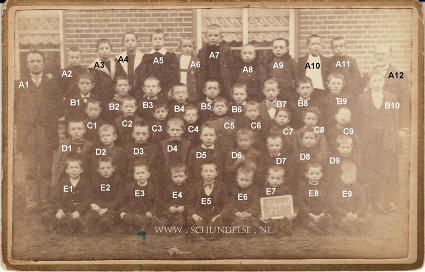 Bestand:Openbare lagere school Hoofdstraat 1900-01.png