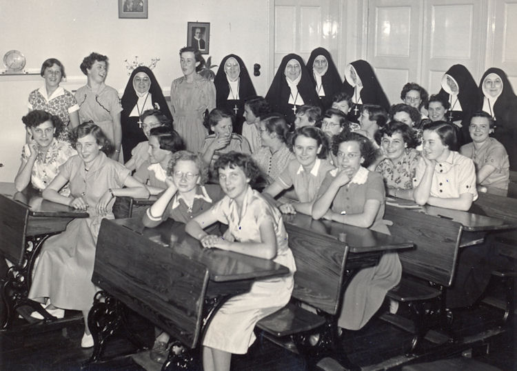 Bestand:Meisjes MULO 1953-04.jpg