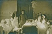 Een ziekenzaal van het Lidwina ziekenhuis met 3 patiënten en 3 zusters. Voor meer details klik hier.