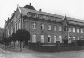 Boven de ingang staat R K Huishoudschool. Vanaf 1935 tot 1958 is de school hier gevestigd geweest. Daarna verhuisd naar Pastoor van Erpstraat 10. In 1989 gaat de school op in het Skinle, lager beroepsonderwijs oftewel LTS. Voor meer details klik hier.