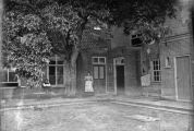 Achterzijde van het huis van Toon Bolsius, afgebroken in 1906. Voor meer details klik hier.