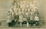 De Mariaschool Pastoor van Erpstraat 4. Groepsfoto van de Frobelschool (kleuterschool) op 9 oktober 1924. Voor meer details klik hier.