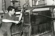 Kaarsenfabriek Bolsius; Rien van Kampen rond 1965 aan een gietmachine. Voor meer details klik hier.