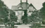 Villa Rozenburg Hoofdstraat 190 gebouwd in 1911. In 1948 verkocht A.E.A.M. (Toon) Bolsius het pand aan de gemeente die het pand tijdelijk inrichtte als gemeentehuis tot juni 1960. Voor meer details klik hier.