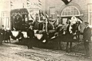 Vredesoptocht na de eerste wereldoorlog met de wagen van Jansen de Wit voor de fabriek. Voor meer details klik hier.