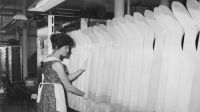 Het vormen van panty's en kousen in de vormerij van de fabriek van Jansen de Wit. Voor meer details klik hier.