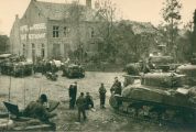 Tanks en geallieerden op de oude markt bij hotel Van Roessel. Voor meer details klik hier.