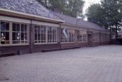 De achterzijde van de lagere jongensschool Aloysiusschool van de Boschweg met speelplaats. Voor meer details klik hier.
