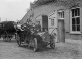 Een gezelschap in een auto voor het koetshuis van Huize Nieuwegaard. Voor meer details klik hier.