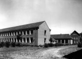 ca 1914-18. Achterzijde Huishoudschool aan de Pastoor van Erpstraat 10. Rechts is deel kweekschool te zien aan overzijde straat.