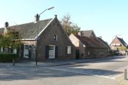 Bunderstraat 66 - 68 / Boschweg 8. Van de in 1778 gebouwde langgevelboerderij werd in het derde kwart van de 19de eeuw het linker schuur gedeelte verbouwd tot woning. Het gebouw op Boschweg 8, waarin een architectenbureau van Toon Kooijmans was gevestigd, maakte eens deel uit van deze boerderij. In 1990 kochten Geertjan en Janneke Alkema, Bunderstraat 66, ook het naastgelegen pand, nummer 68 en de daarachter gelegen bedrijfsruimte, Boschweg 8. Nu kunnen ze een winkeltje beginnen met allerlei zaken die met de lijstenmakerij te maken hebben. Voor meer details klik hier.