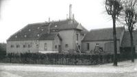 De jamfabriek van Bolsius, voorheen de Bierbrouwerij het Anker, op de hoek van de Hoofdstraat - Kluisstraat. Voor meer details klik [/ hier.]