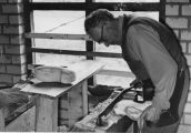 Klompenmaker Harrie van den Brand aan het werk in de klompenmakerij van Hennie van Kaathoven aan de Korteweg 7. Voor meer details klik hier.