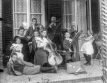 Het familieorkest op het terras van familie Bolsius. Voor meer details klik hier.