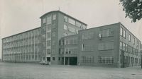 Voorgevel van de fabriek van Jansen de Wit van na de tweede wereldoorlog. Voor meer details klik hier.