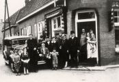 Groepsfoto voor de slagerij gebroeders van der Steen op de hoek van de Stationsstraat en de Korte Heikantstraat. (tegenwoordig Plein 1944). Voor meer details klik [/ hier.]