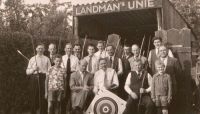 Handboogvereniging Landmans Unie. Links in eerste staande rij met stropdas Noud Wouters. Voor meer details klik hier.