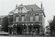 Winkel met woonhuis in Hoofdstraat nummer 80 gebouwd ca 1910 als postkantoor met Jugendstil en cottage elementen. Voor meer details klik hier.
