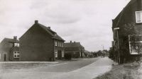 De woningen aan de linkerzijde langs de toenmalige Stationsstraat die na de aanleg van Plein 1944 werden gesloopt. Voor meer details klik hier.