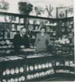 Opening winkel van juwelier Tausch in april 1950. De heer en mevrouw Tausch achter de toonbank. Voor meer details klik hier.
