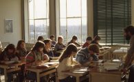 Leerlingen in een klaslokaal op de huishoudschool. Leerkracht dhr. van Giersbergen. Voor meer details klik [/ hier.]