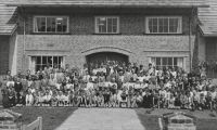 De gehele Paulusschool in 1952. Links juffrouw van Roy, J. van der Zanden, C. van den Hurk en rechts de heren T. van Dijck en H. Jansen. Voor meer details klik hier.