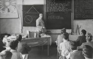 Meester van de Zanden geeft les op Paulusschool aan de Hertog Jan II laan in 1952. Voor meer details klik hier.
