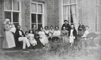 Groepsfoto van de familie bij het huis van de familie Bolsius. Voor meer details klik hier.