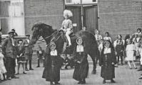 De Mariaschool Pastoor van Erpstraat 4. Verklede kinderen voor een processie. Voor meer details klik hier.