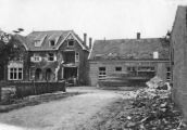 De woningen Hoofdstraat 137-139 zwaar beschadigd tijdens de granaatweken in 1944. Voor meer details klik hier.