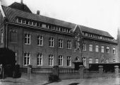 Boven de ingang staat R K Huishoudschool. Vanaf 1935 tot 1958 is de school hier gevestigd geweest. Daarna verhuisd naar Pastoor van Erpstraat 10. In 1989 gaat de school op in het Skinle, lager beroepsonderwijs oftewel LTS. Voor meer details klik hier.