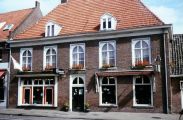 De winkel van Piet van Zutphen electro aan de Hoofdstraat gebouwd in 1776 als domineeswoning en vormt samen met de kosterswoning een geheel met het Nederlands Hervormd Kerkje. Voor meer details klik hier.