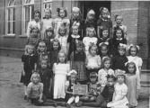 De Mariaschool Pastoor van Erpstraat 4. Klassenfoto van de 2e klas in 1947. Voor meer details klik hier.