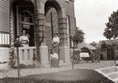 De hoofdingang van villa Colorito aan de Hoofdstraat 119 werd in 1911 gebouwd in opdracht van G.J.L.M. (Frits) Bolsius. Voor meer details klik hier.