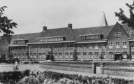 Het Lidwina ziekenhuis en bejaardencentrum gezien van voor de Mariaschool in de Jan van Amstelstraat. Voor meer details klik hier.