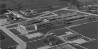 Luchtfoto van de Lagere Technische School gezien in de richting van de Steeg. Voor meer details klik [/ hier.]