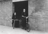 De zusters verbonden aan de Maria Bijstandschool fietsten van het moederhuis naar de wijk Hoevenbraak vice versa.