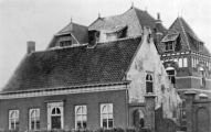 Het woonhuis, waarin Mathijs Smits (Tijs den Brouwer) en daarna diens neef, de wasbleker Ant. J.M. Bolsius (1850-1906) heeft gewoond. Dit pand is afgebroken om plaats te maken voor huize Nieuwegaard, op de achtergrond, dat door Harrie Bolsius in 1907 werd gebouwd en in 1968 werd gesloopt. Het koetshuis is afgebrand. Voor meer details klik hier.