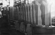Vormen van kousen in de vormerij van de fabriek van Jansen de Wit. Voor meer details klik hier.