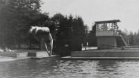 Een duikende man in het oude zwembad de Molenheide aan de Avantilaan. Voor meer details klik hier.