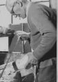 Klompenmaker Bert van Geffen met een haalmes waarmee de klomp in model werd gemaakt. Voor meer details klik hier.