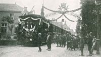 Op 26 juni 1899 reed de eerste tram het feestvierende Schijndel binnen en stopte bij het tramstation in de Hoofdstraat, dat ondergebracht was in het café van de familie Van Veghel. Thans, 2024, café het Tramhuys. Voor meer details klik hier.
