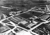 1967 scholen complex. Links voor de L.A.S., rechts de L.T.S.