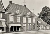 Kuenen Bosmans woninginrichting verhuisd vanuit de Kerkstraat naar de Hoofdstraat. Links kruidenier de Edah en rechts de kosterswoning Voor meer details klik hier.