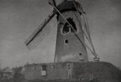 De molen aan de Pegstukken met oorlogsschade, gezien vanuit de Wijbosscheweg. Voor meer details klik hier.