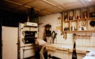 Omschrijving foto. Bakkerij Broeren in de Toon Bolsiusstraat in 1980. Voor meer details klik hier.
