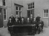 Het gemeentebestuur met burgemeester Janssens (1919 tot 1937) verder de heer Bolsius (zittend 2e van rechts). Foto genomen achter het patronaat. Voor meer details klik hier.