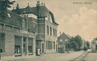 Het voormalige postkantoor aan de Hoofdstraat is in 1914 gebouwd. Later werd het pand verkocht aan firma Heerkens Electro. Wolwinkel "'t Schaapje" links van het postkantoor anno 1805. Voor meer details klik hier.